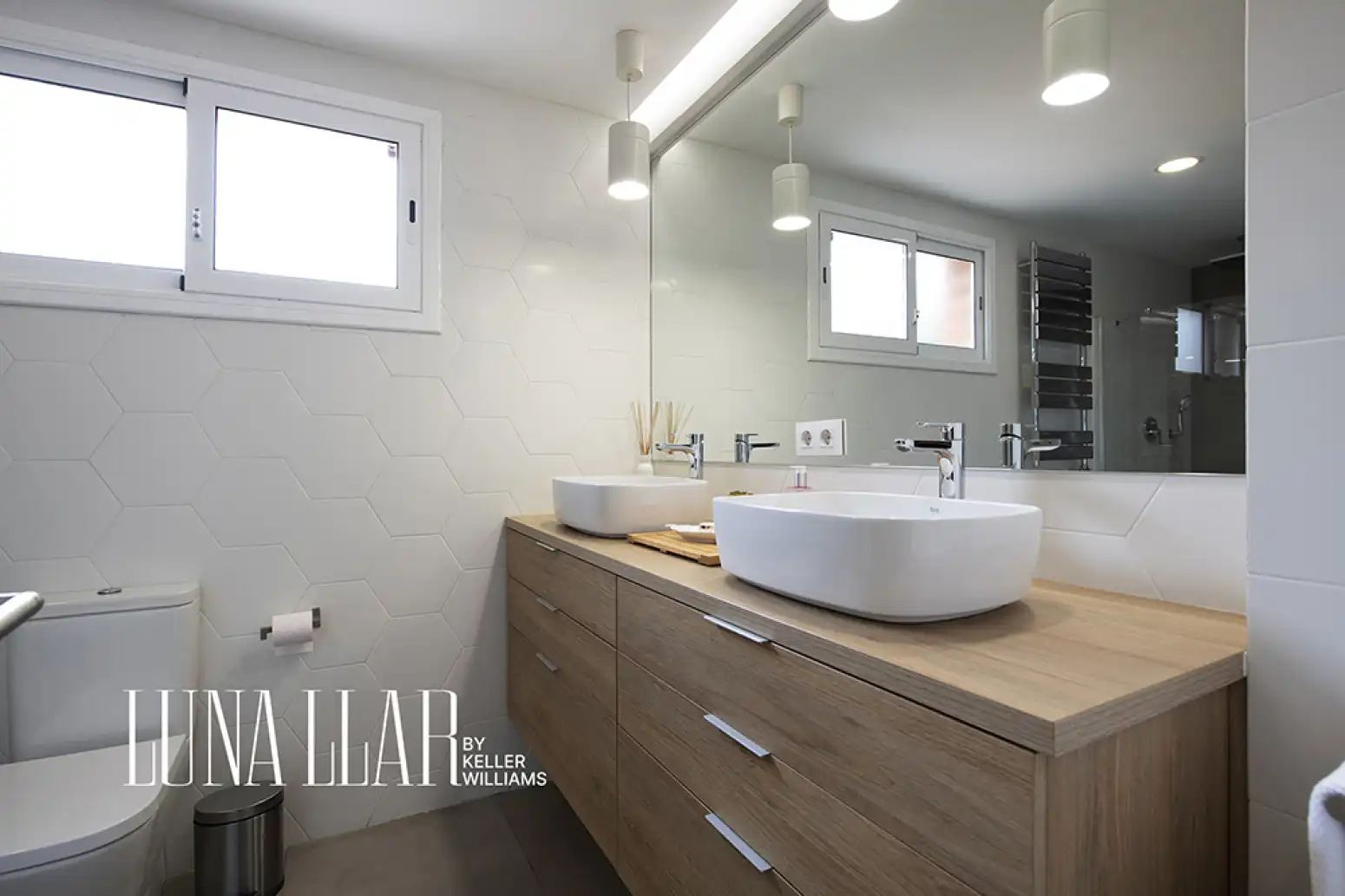Bathroom of Houses for sale in Can Bou