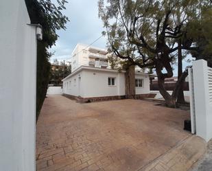Vista exterior de Casa adosada de lloguer en Benicasim / Benicàssim amb Aire condicionat i Piscina
