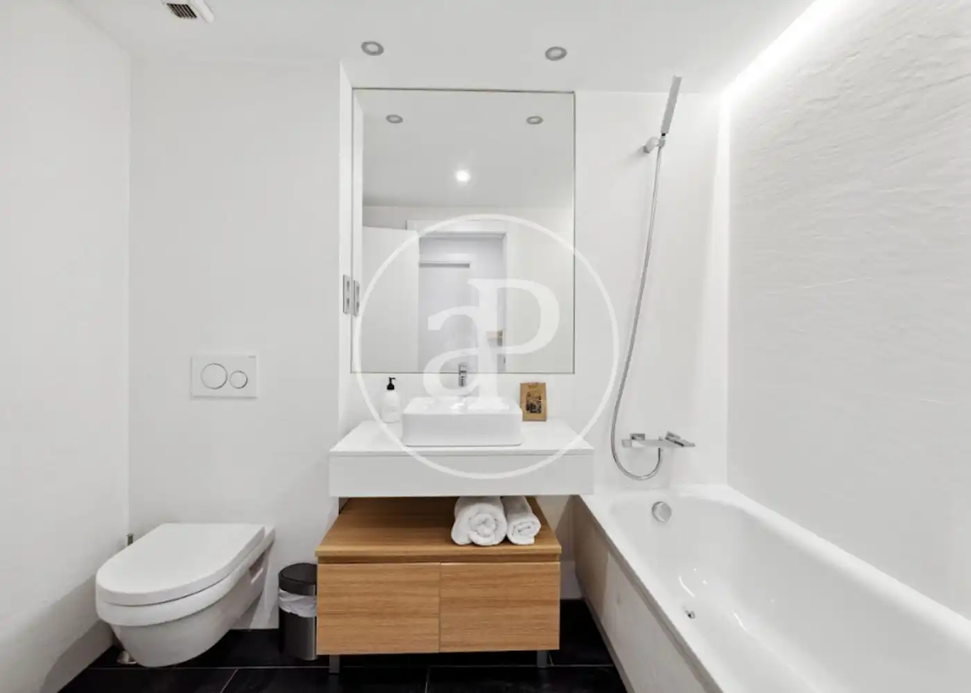 Bathroom of Flat for rent in Madrid  with Air Conditioner, Heating and Furnished