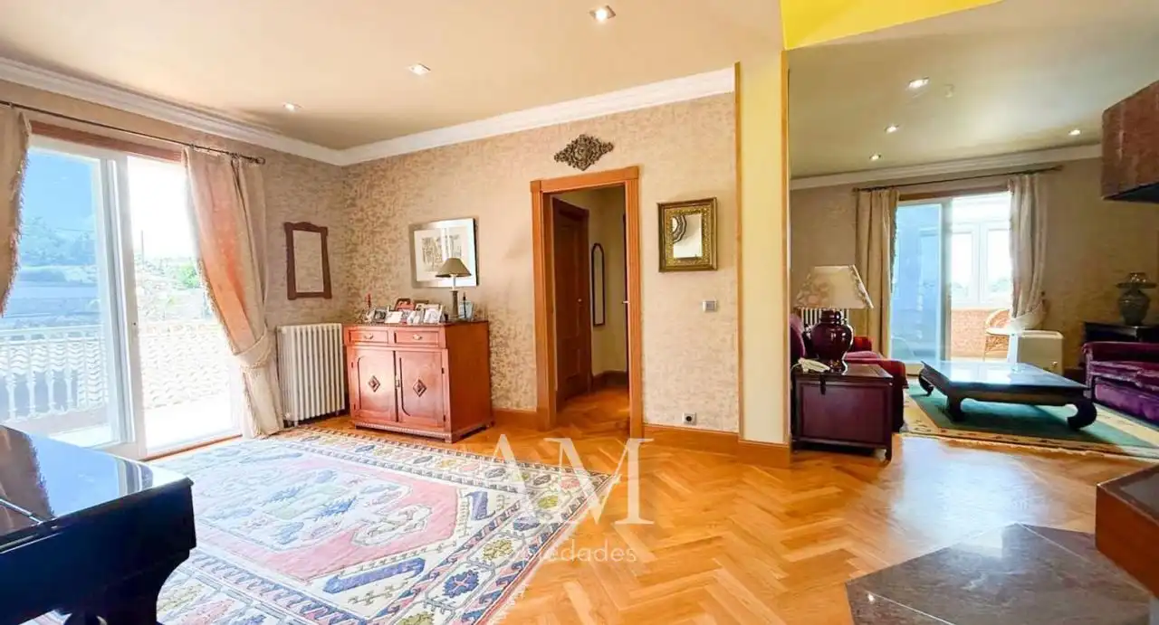 Sala d'estar de Casa o xalet en venda en Vigo  amb Calefacció, Jardí privat i Terrassa
