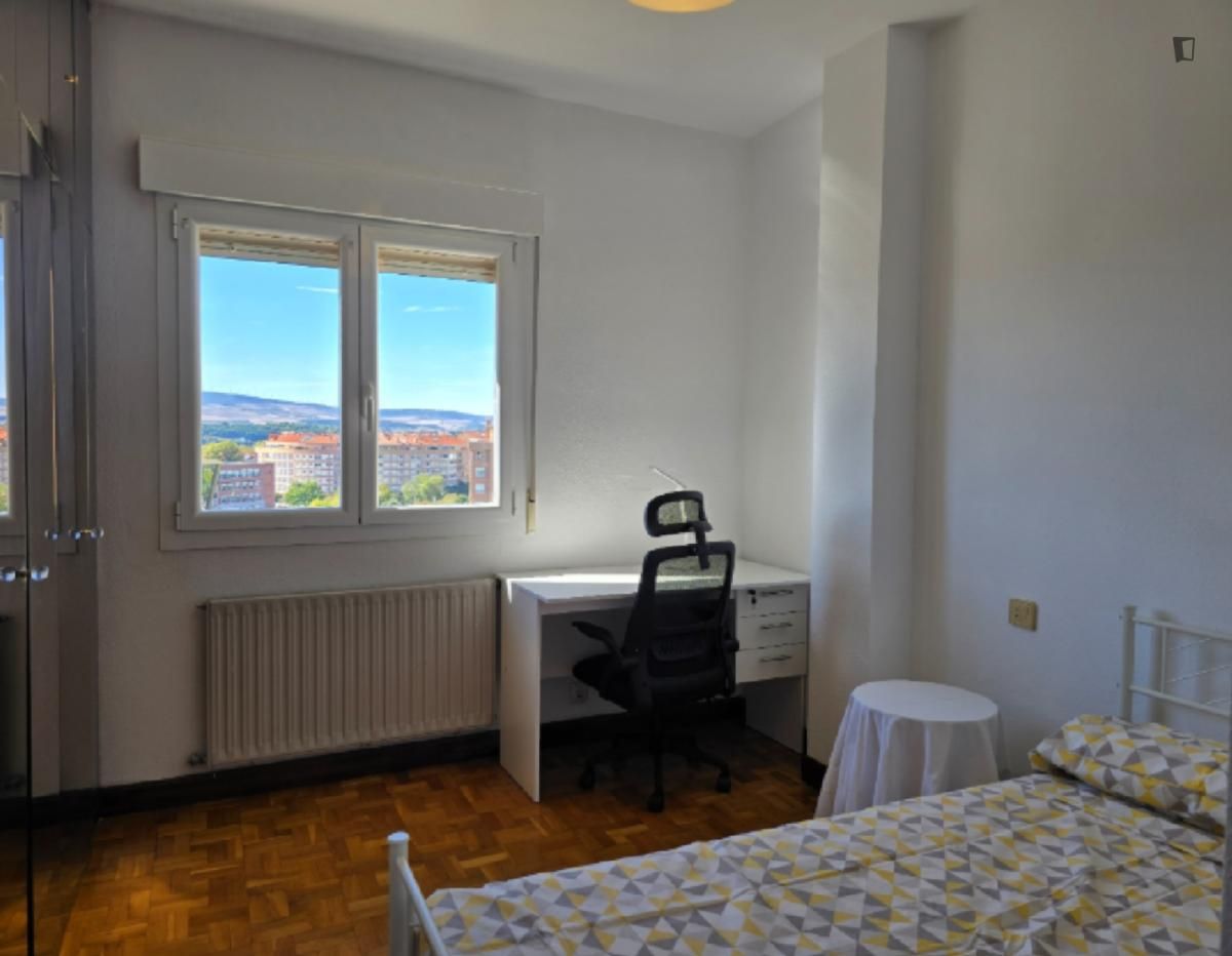 Dormitori de Apartament per a compartir en  Pamplona / Iruña amb Calefacció, Moblat i Forn