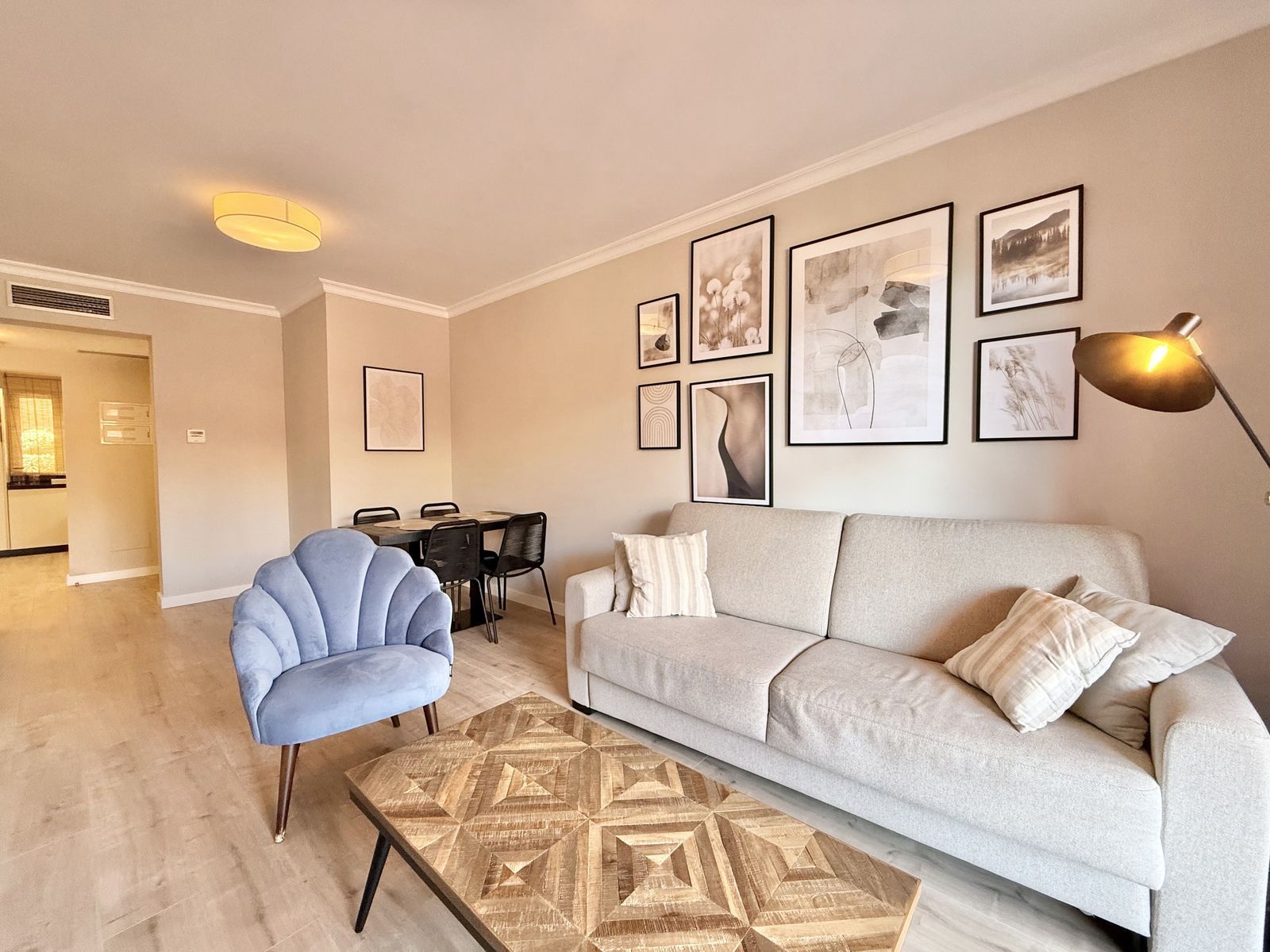 Sala d'estar de Apartament en venda en Benahavís amb Aire condicionat i Terrassa