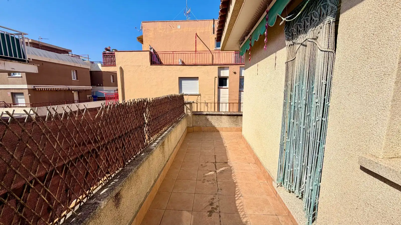 Vista exterior de Àtic en venda en Cunit amb Aire condicionat, Terrassa i Moblat