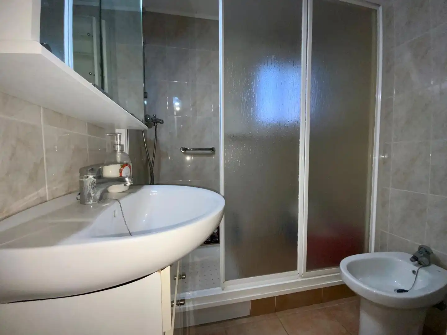 Baño de Piso en venta en Martorell con Horno, Microondas y TV