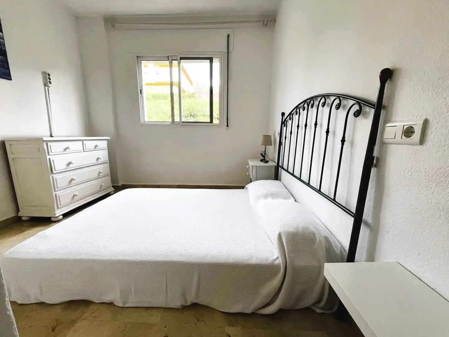 Habitación de Apartamento en venta en San Roque con Amueblado, Alarma y Piscina comunitaria