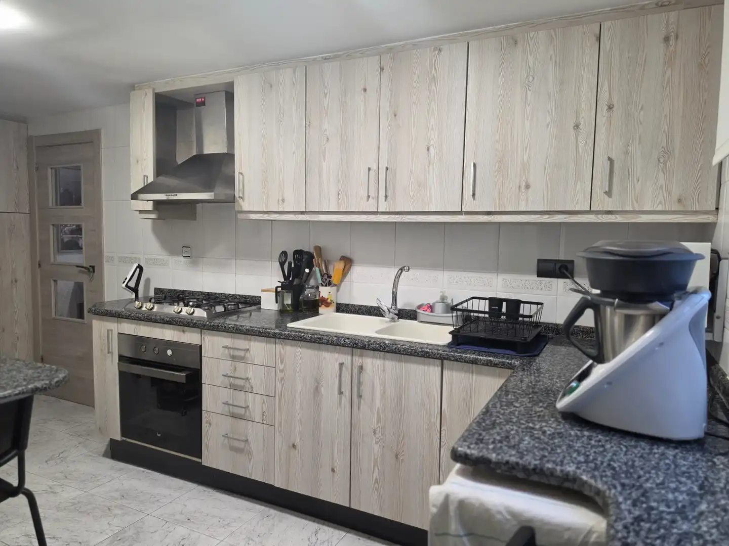 Kitchen of Flat for sale in L'Hospitalet de Llobregat  with Air Conditioner, Parquet flooring and Furnished