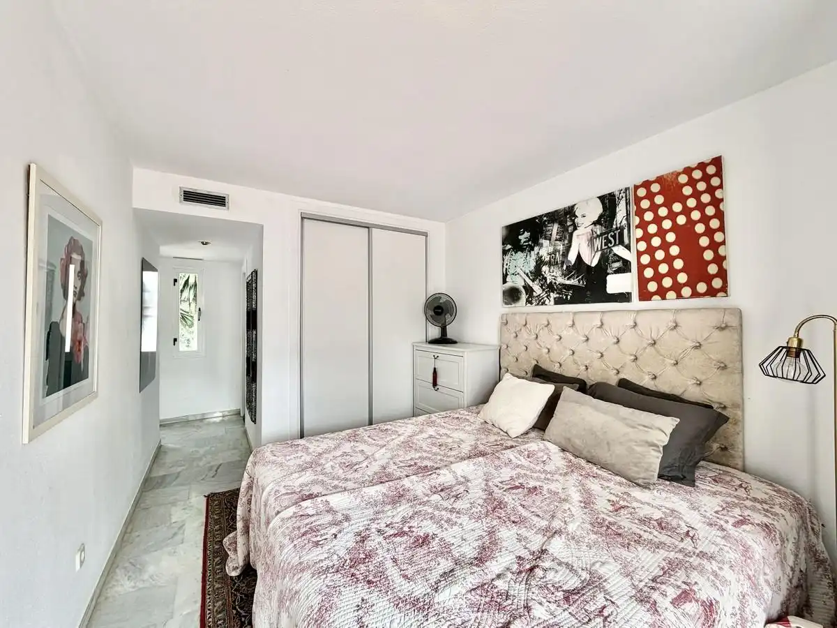Dormitori de Casa adosada en venda en Marbella amb Aire condicionat, Jardí privat i Terrassa