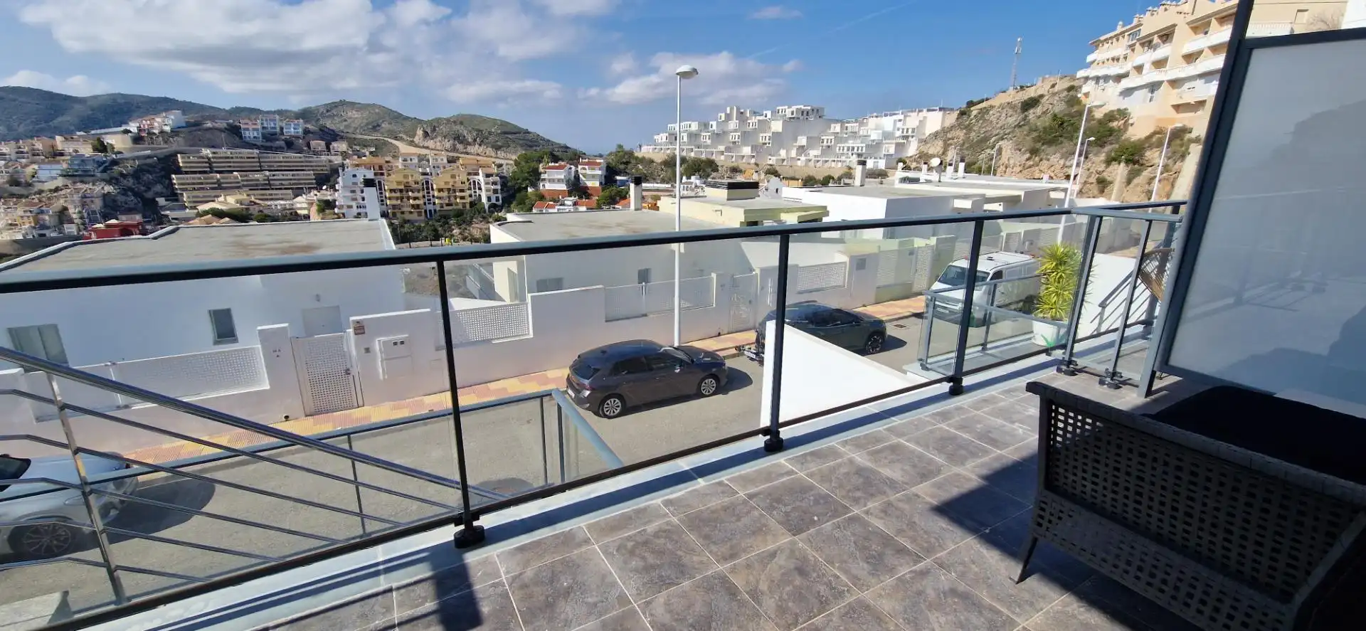 Außenansicht von Einfamilien-Reihenhaus zum Verkauf in Cullera mit Klimaanlage, Privatgarten und Terrasse