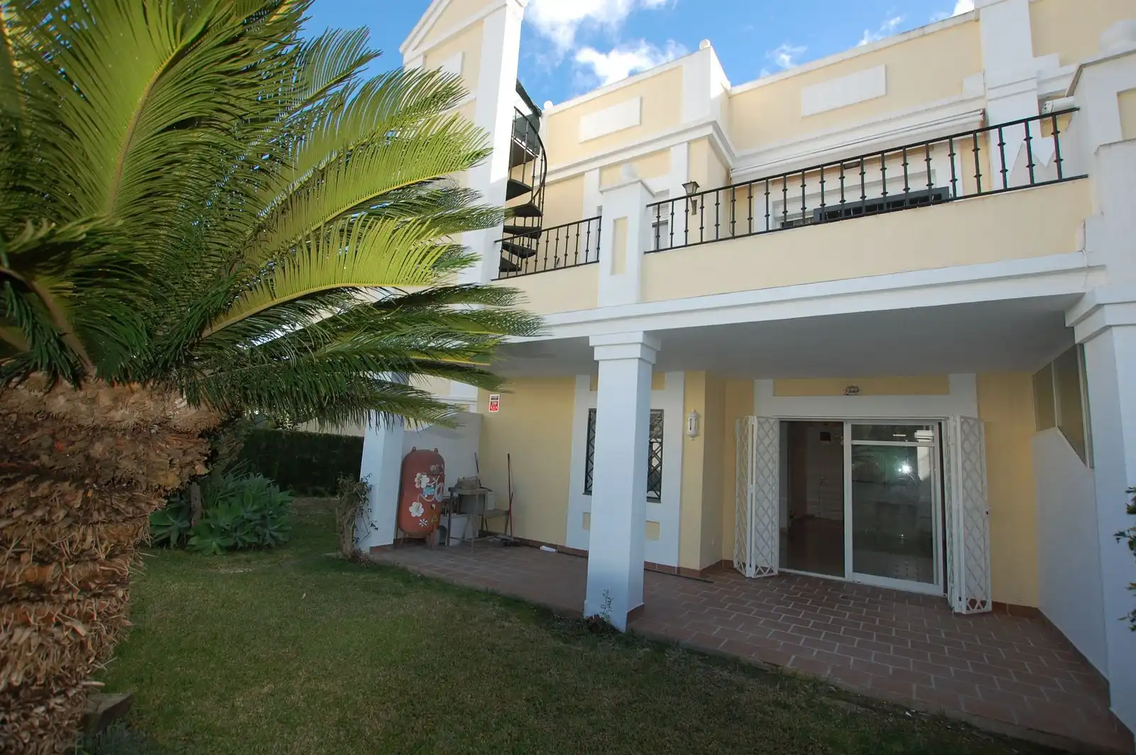 Vista exterior de Piso en venta en Marbella con Aire acondicionado, Terraza y Amueblado