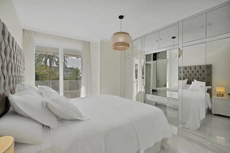 Schlafzimmer von Wohnungen zur Miete in Marbella mit Klimaanlage, Heizung und Privatgarten