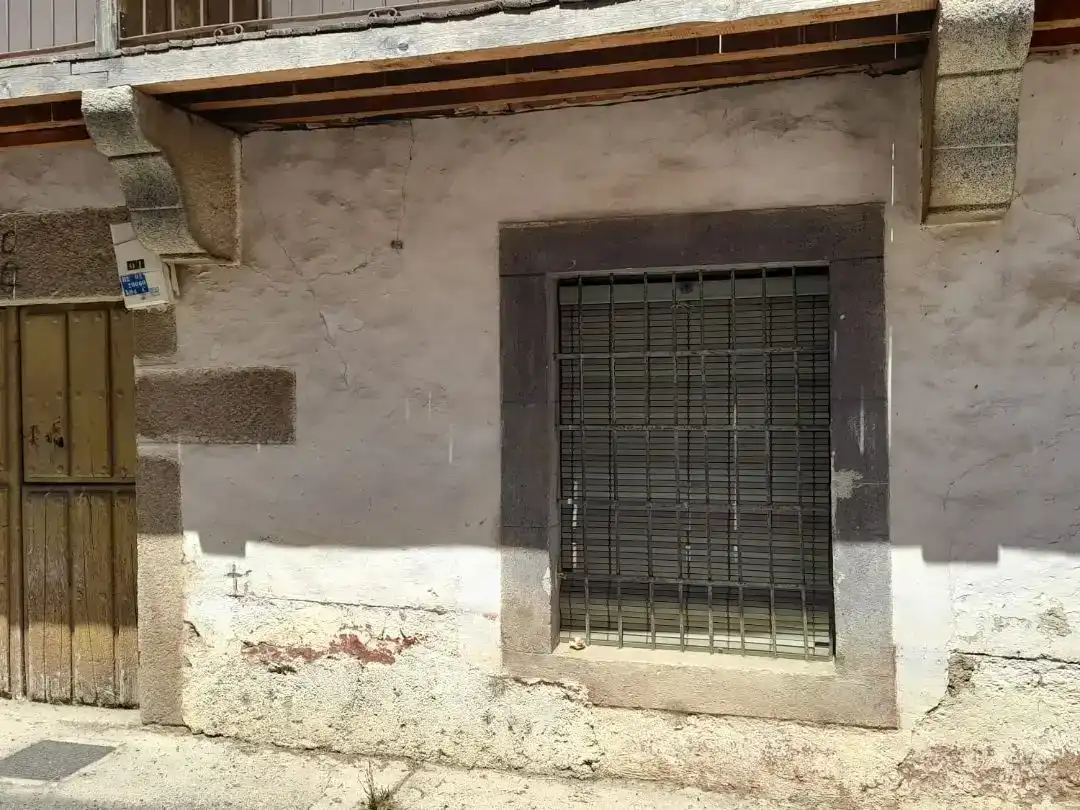 Vista exterior de Casa adosada en venda en Becedas amb Balcó