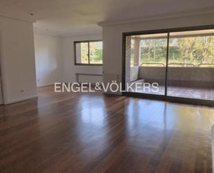 Sala d'estar de Apartament de lloguer en La Moraleja amb Aire condicionat, Calefacció i Terrassa