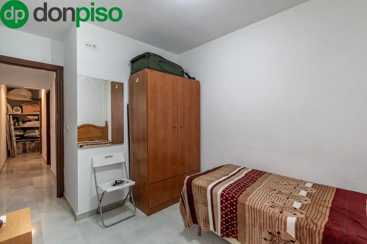 Bedroom of Flat for sale in Granada  with Heating and Storage room