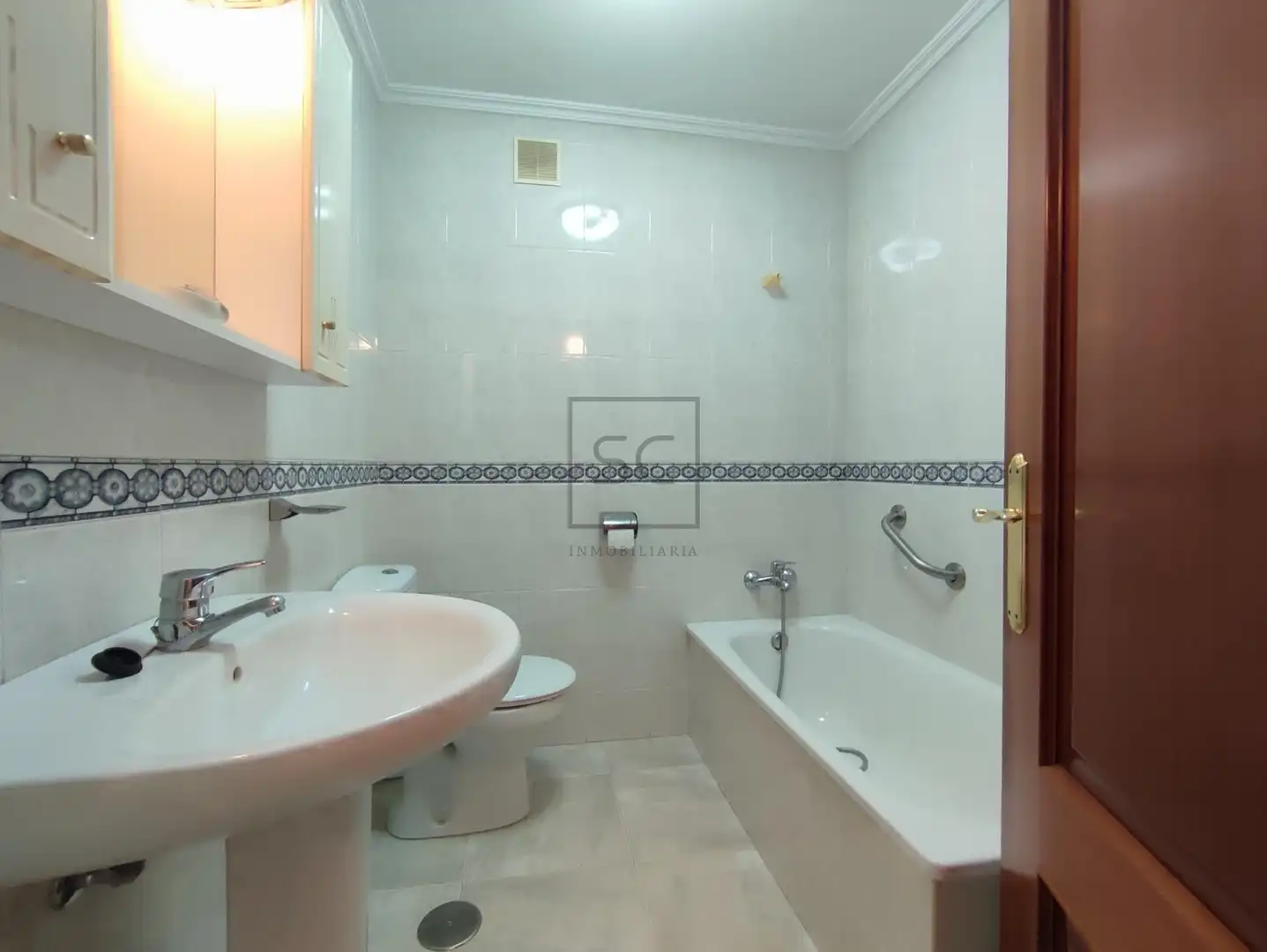 Badezimmer von Einfamilien-Reihenhaus zum Verkauf in Ares mit Terrasse, Abstellraum und Möbliert