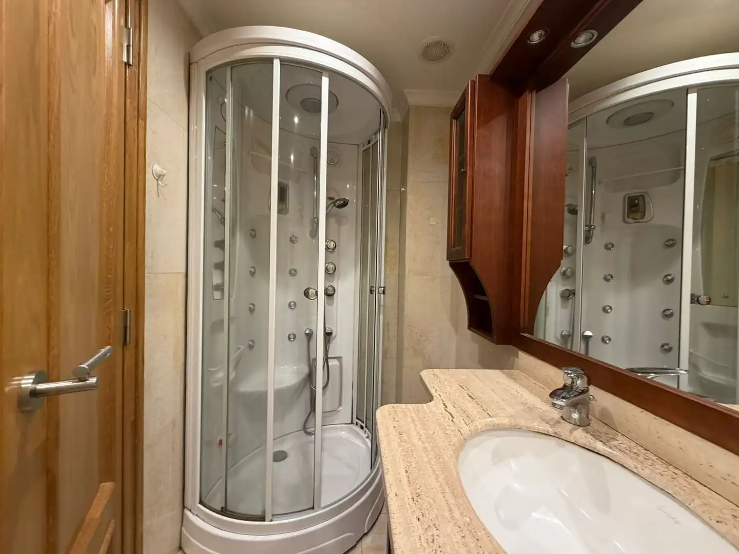 Baño de Piso de alquiler en A Coruña Capital  con Calefacción y Parquet