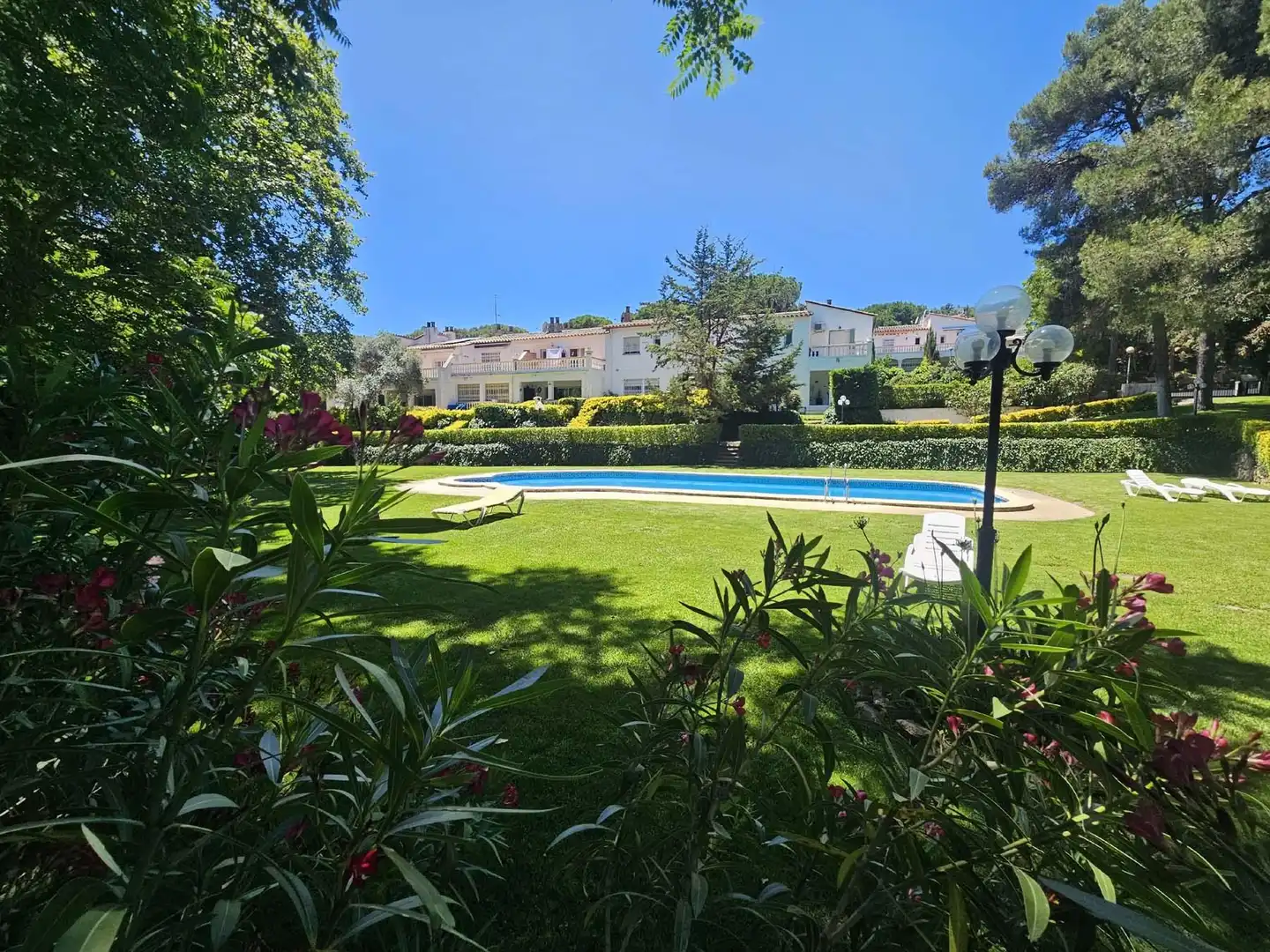 Garten von Einfamilien-Reihenhaus zum Verkauf in Castell d'Aro, Platja d'Aro i s'Agaró mit Klimaanlage, Heizung und Terrasse