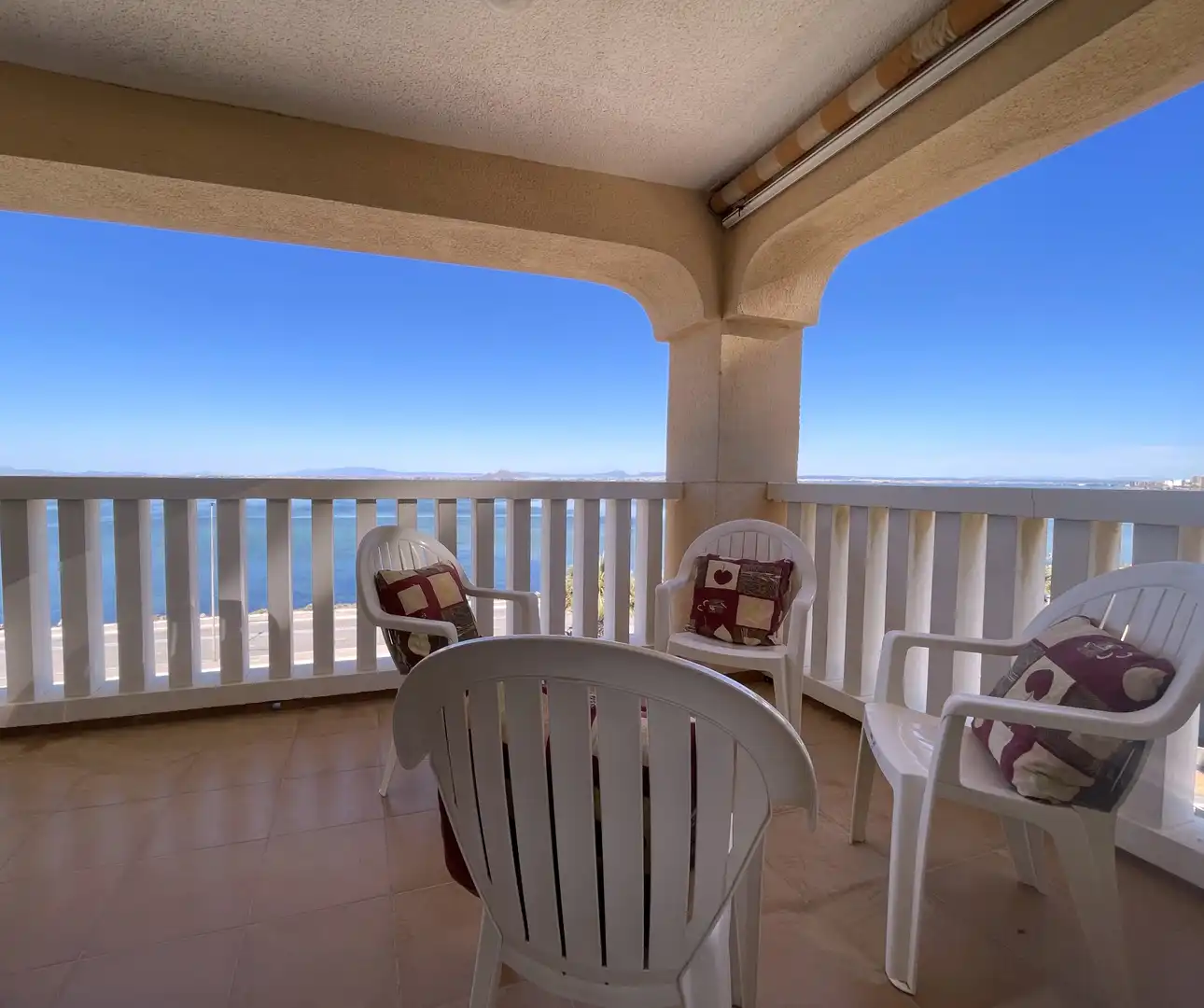 Terrasse von Wohnung zum Verkauf in La Manga del Mar Menor mit Klimaanlage, Terrasse und Möbliert