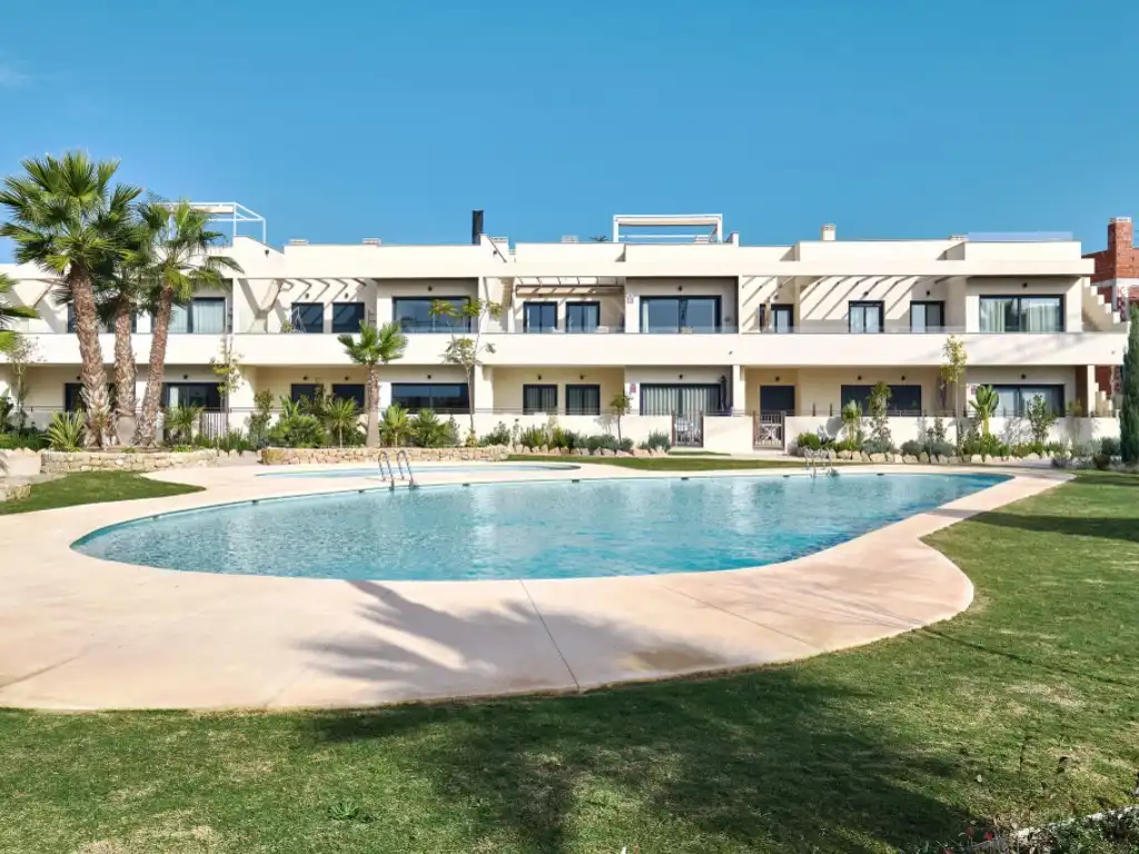 Bungalow con piscina en venta en Calle Nicolas Copernico, imagen 6