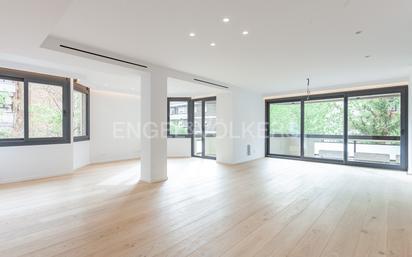 Exterior view of Apartment for sale in  Barcelona Capital  with Air Conditioner and Terrace