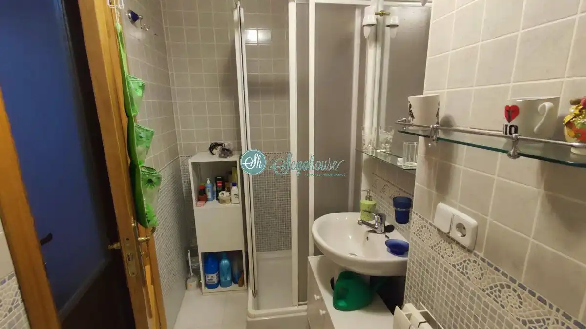 Baño de Piso en venta en San Cristóbal de Segovia con Calefacción y Trastero