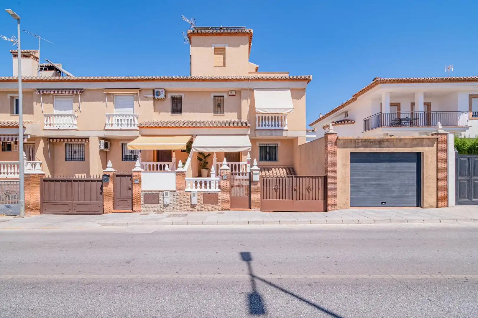 Vista exterior de Casa adosada en venda en Ogíjares amb Calefacció i Terrassa