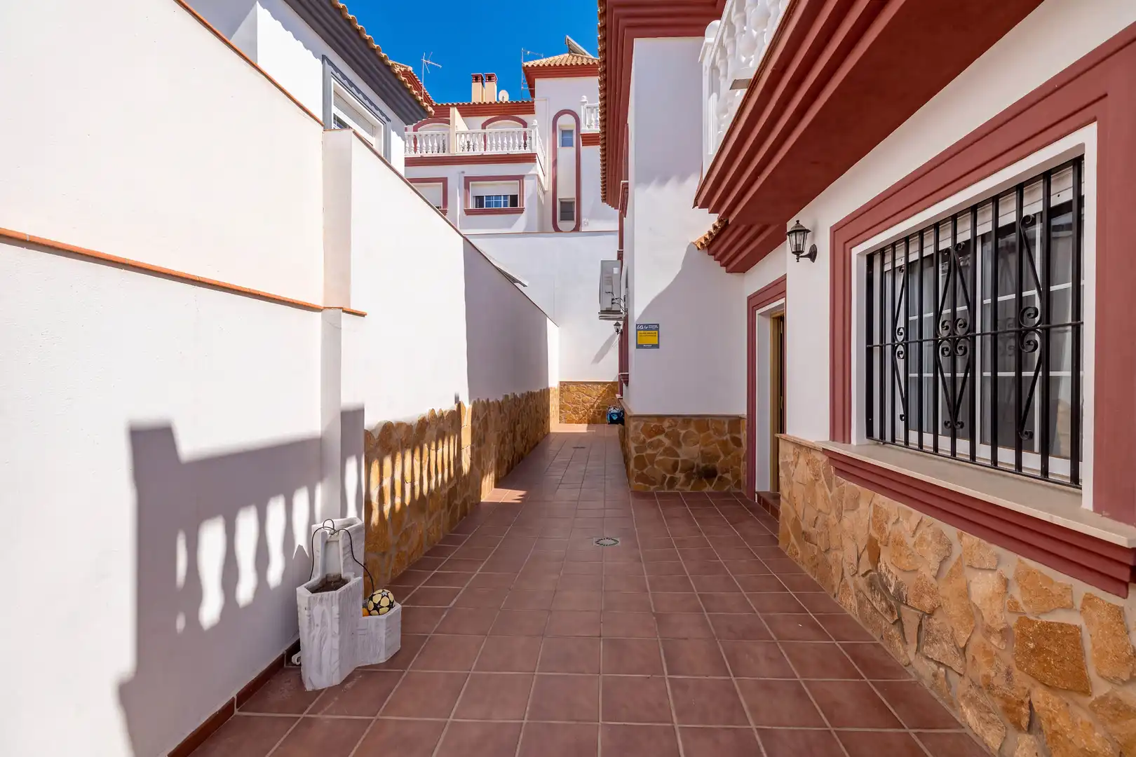 Detached house with pool for sale in Calle Lorenzo Valla, imagen 3
