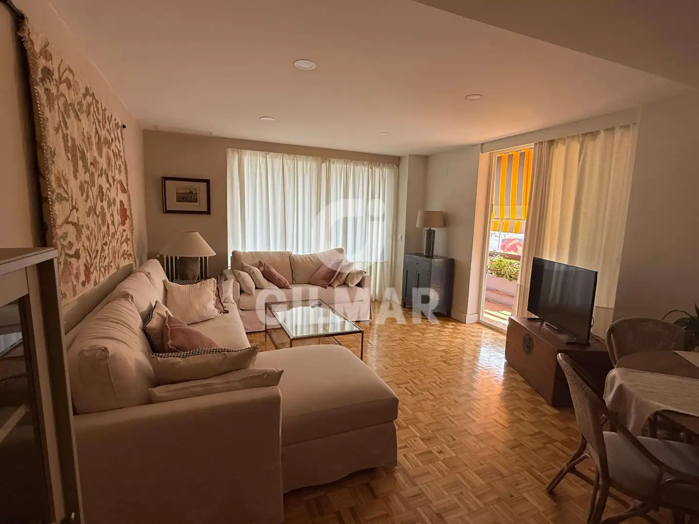 Living room of Flat for rent in Sevilla  with Air Conditioner, Heating and Parquet flooring