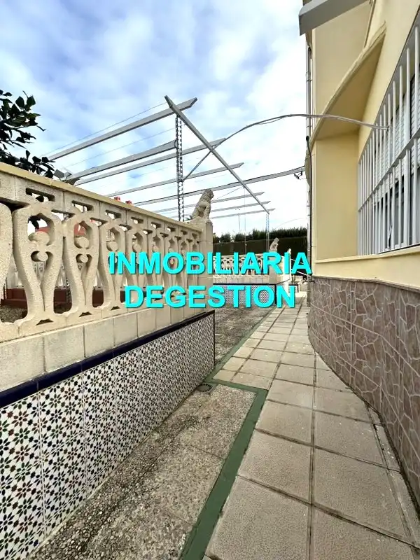 Vista exterior de Casa o xalet en venda en Linares amb Aire condicionat, Calefacció i Jardí privat