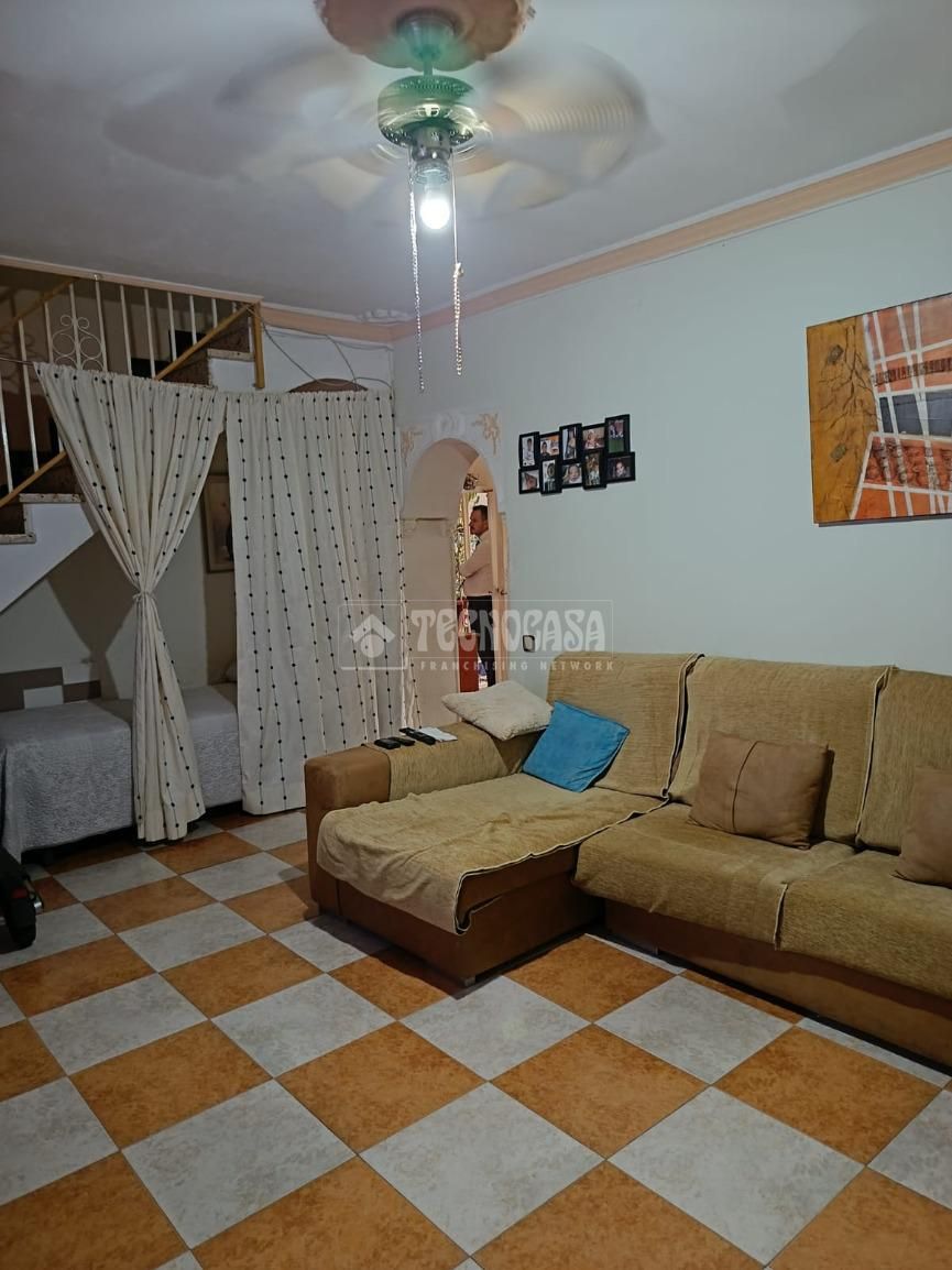 Sala d'estar de Casa adosada en venda en La Rinconada amb Aire condicionat, Terrassa i Balcó