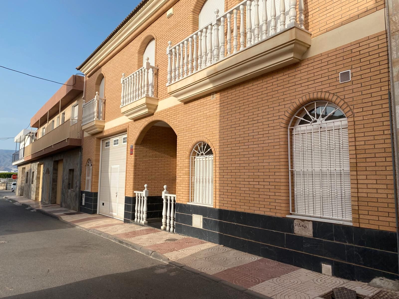 Vista exterior de Casa o xalet en venda en Roquetas de Mar amb Aire condicionat, Terrassa i Moblat