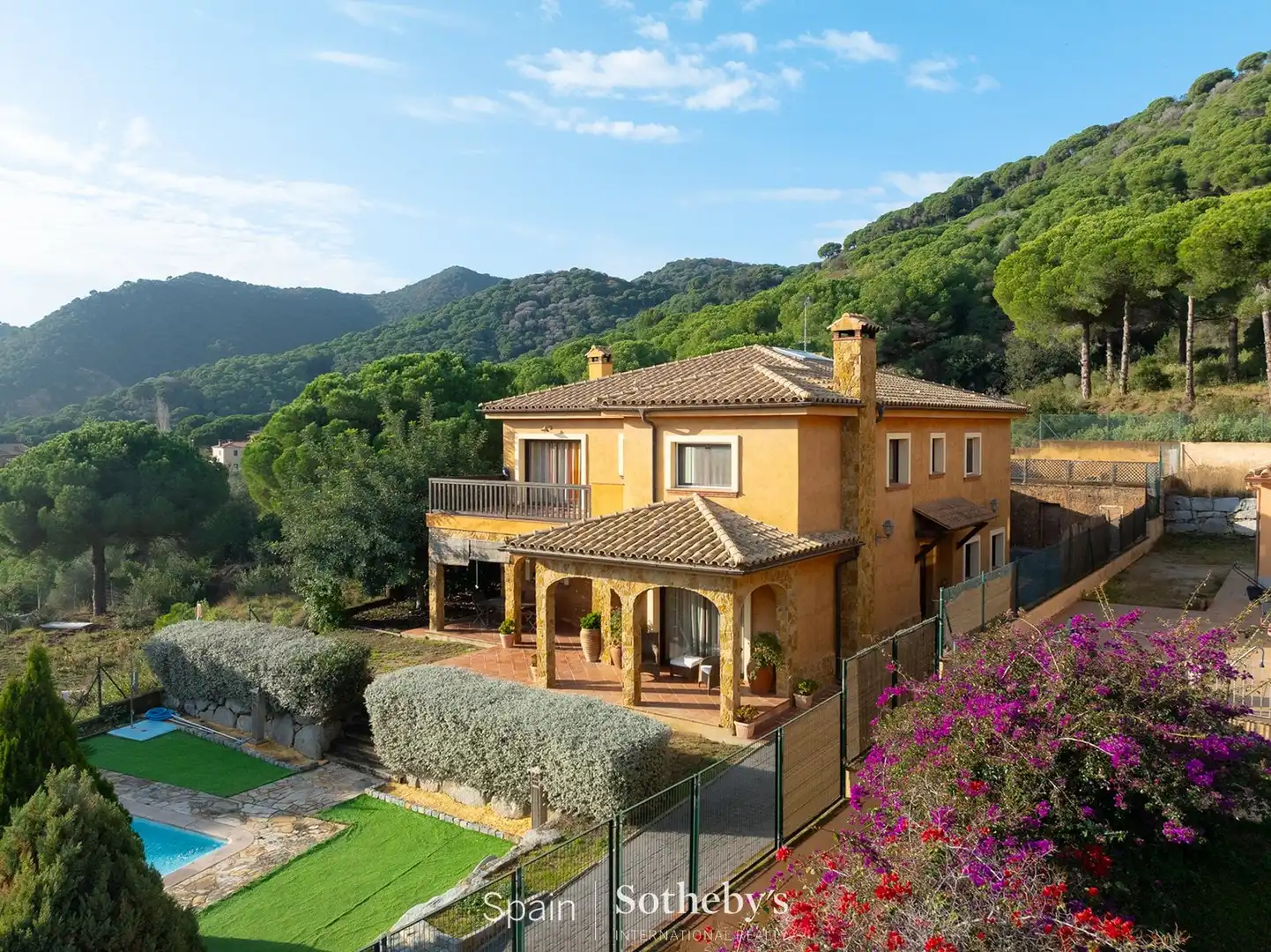 Casa con piscina en venta en Nucli Urbà