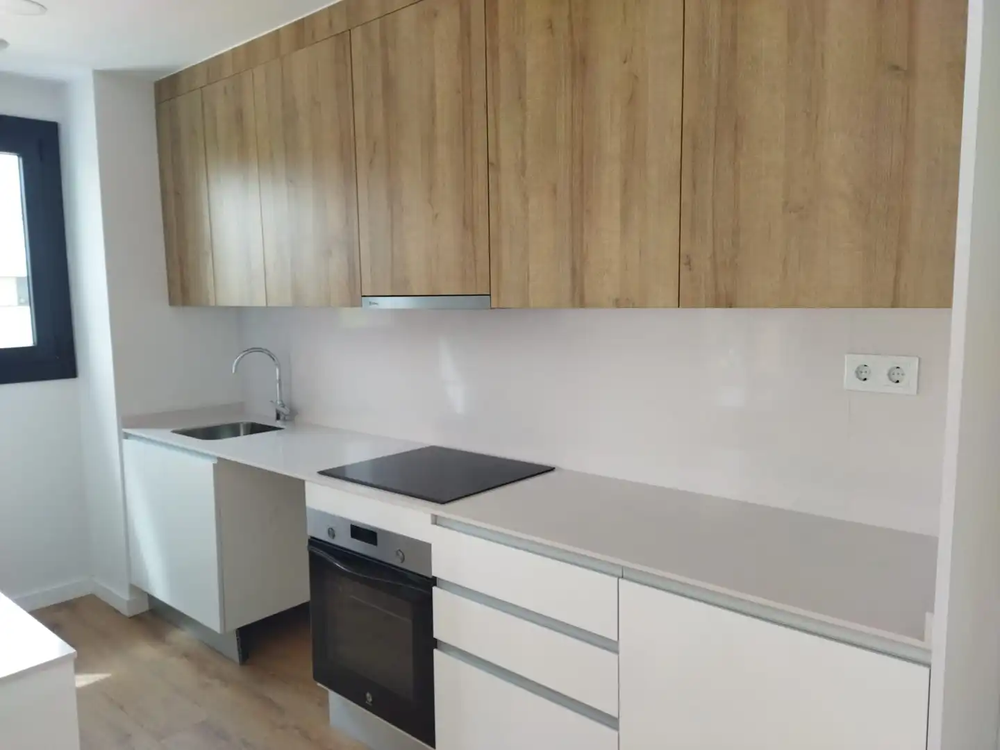 Cuina de Apartament de lloguer en Estepona amb Aire condicionat, Terrassa i Traster