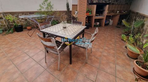 CHALET PAREADO 4 DORMITORIOS CON JARDÍN , SOTANO TERRAZA Y PATIO CON BARBACOA  2 PLAZAS DE PARKING  NERJA
