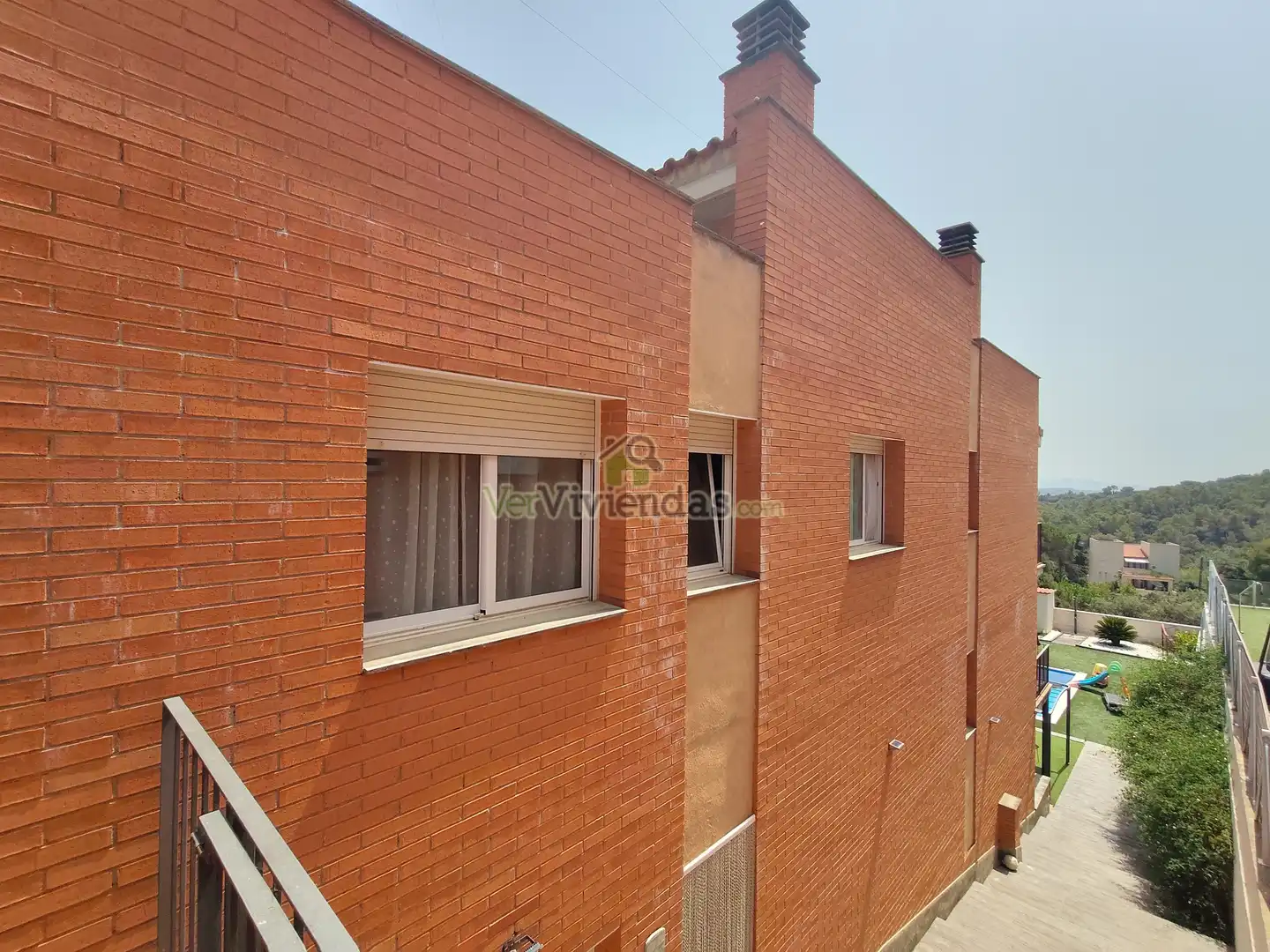 Vista exterior de Casa adosada en venda en Castellar del Vallès amb Calefacció, Jardí privat i Terrassa