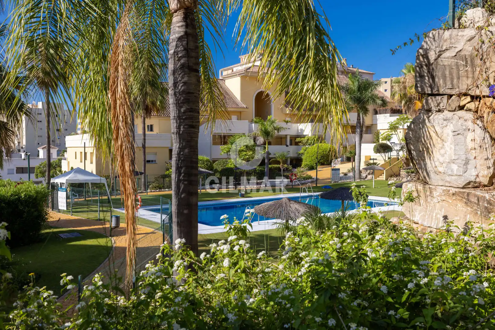 Vista exterior de Apartament en venda en Estepona amb Piscina i Balcó