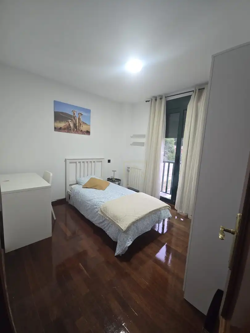 Schlafzimmer von Wohnung zur Miete in Piélagos mit Heizung, Parkett und Möbliert