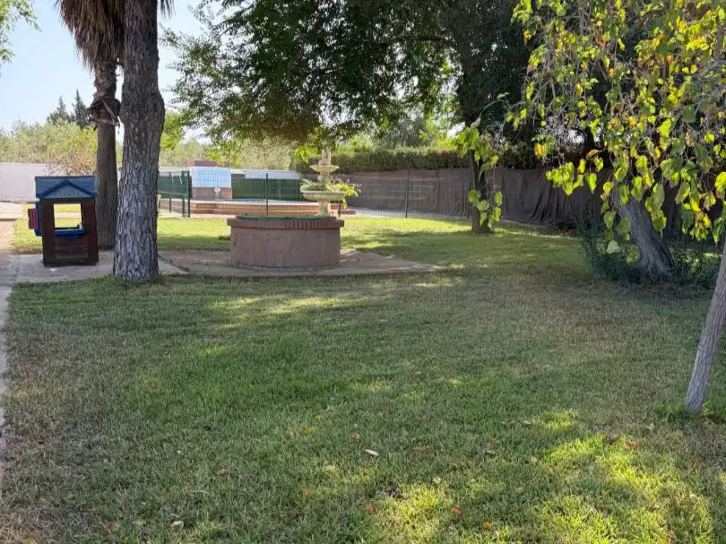 Jardí de Casa o xalet en venda en Carmona amb Aire condicionat, Jardí privat i Terrassa