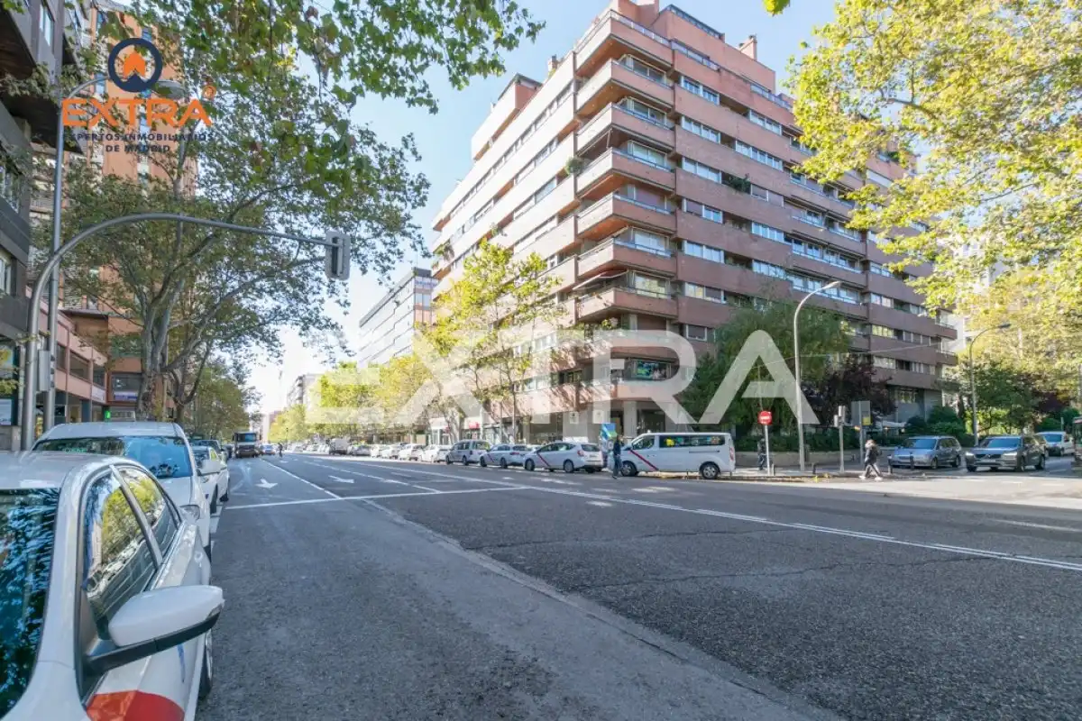 Außenansicht von Wohnung zur Miete in Madrid mit Klimaanlage, Heizung und Parkett
