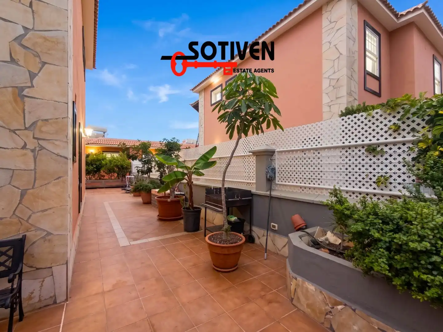 Vista exterior de Casa o xalet de lloguer en Adeje amb Terrassa, Balcó i Piscina comunitària