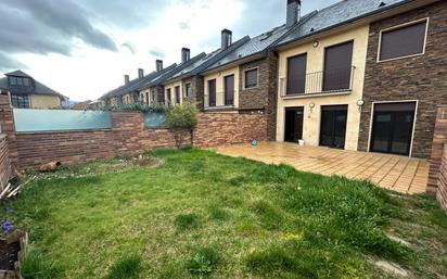 Vista exterior de Casa o xalet en venda en Ponferrada amb Jardí privat i Piscina