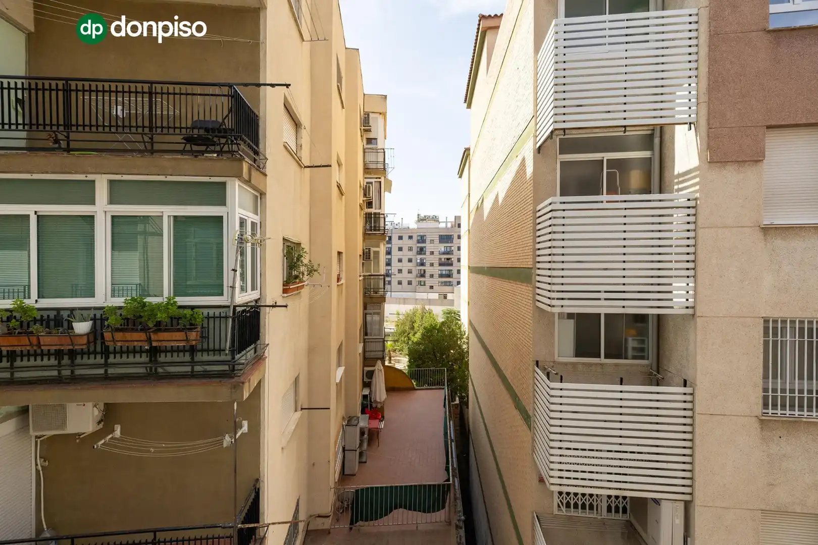Vista exterior de Pis en venda en Granada