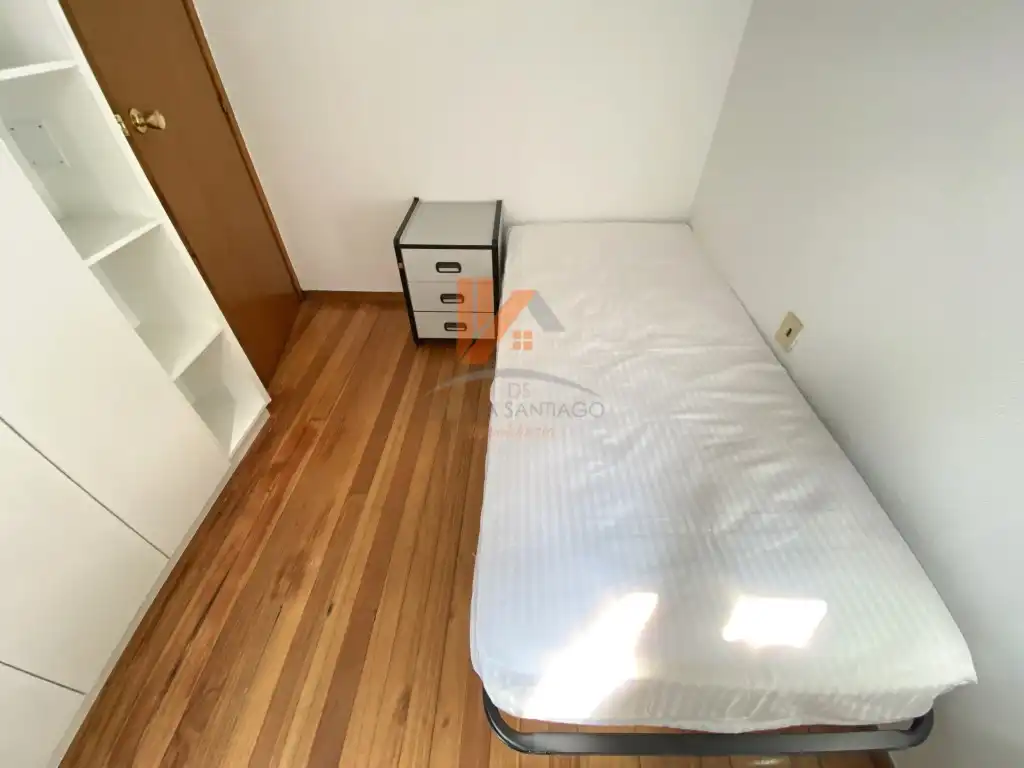 Dormitori de Apartament de lloguer en Santiago de Compostela  amb Terrassa i Moblat