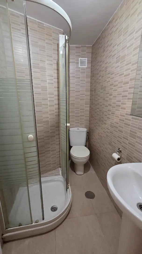 Bany de Estudi de lloguer en Madrid amb Aire condicionat i Moblat