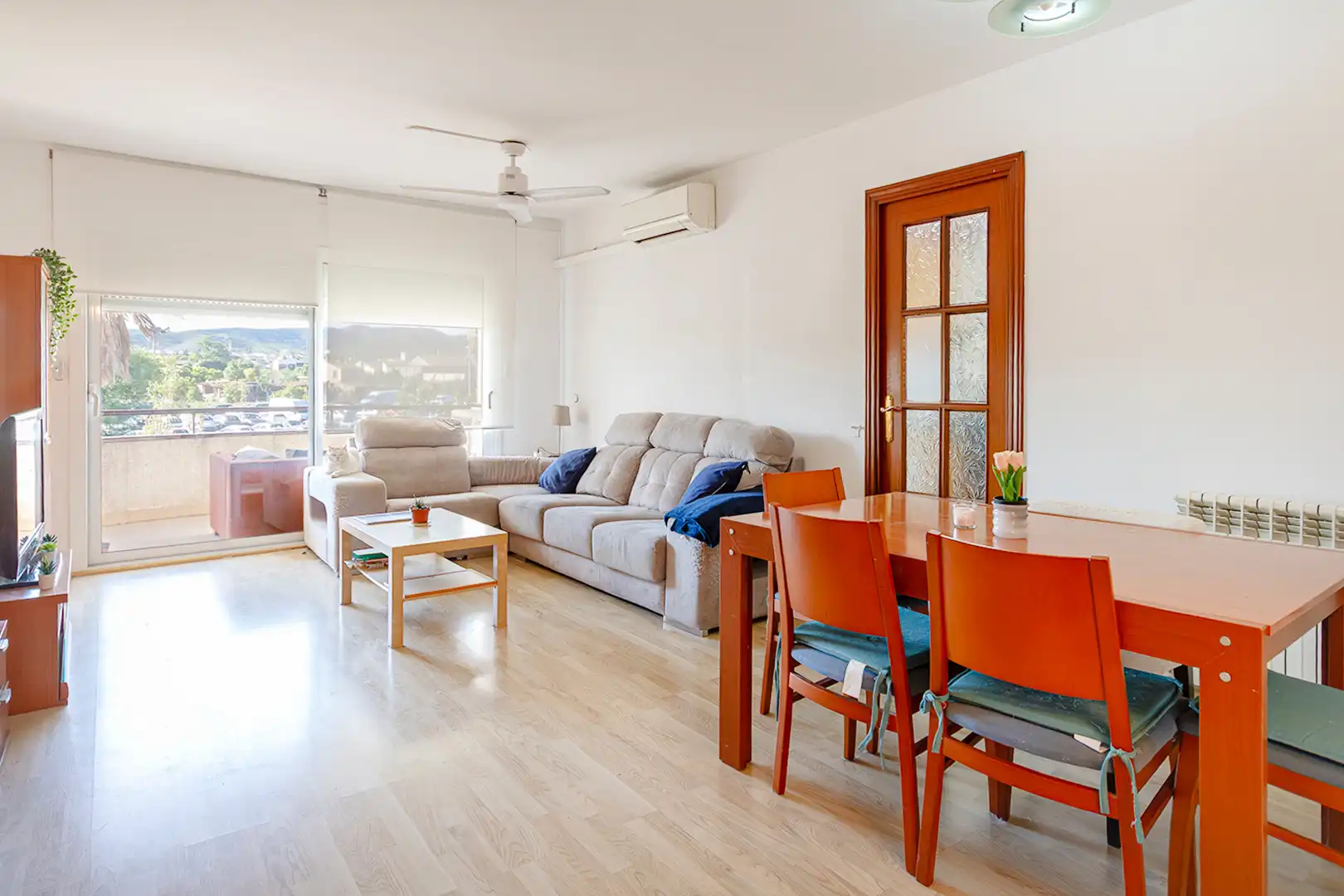 Sala de estar de Piso en venta en Vilanova i la Geltrú con Aire acondicionado, Calefacción y Parquet