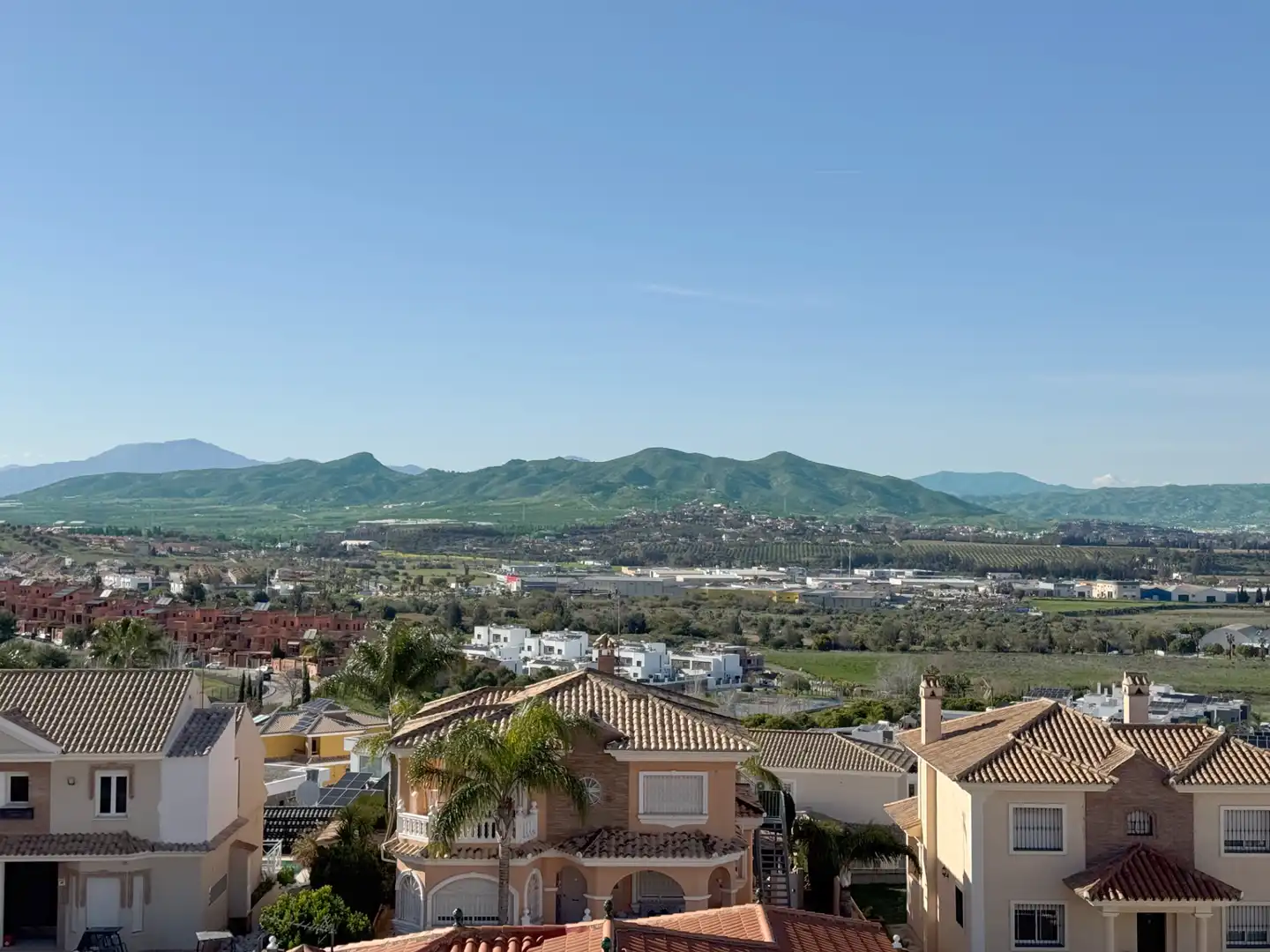 Vista exterior de Casa o xalet en venda en Alhaurín de la Torre amb Aire condicionat, Calefacció i Jardí privat