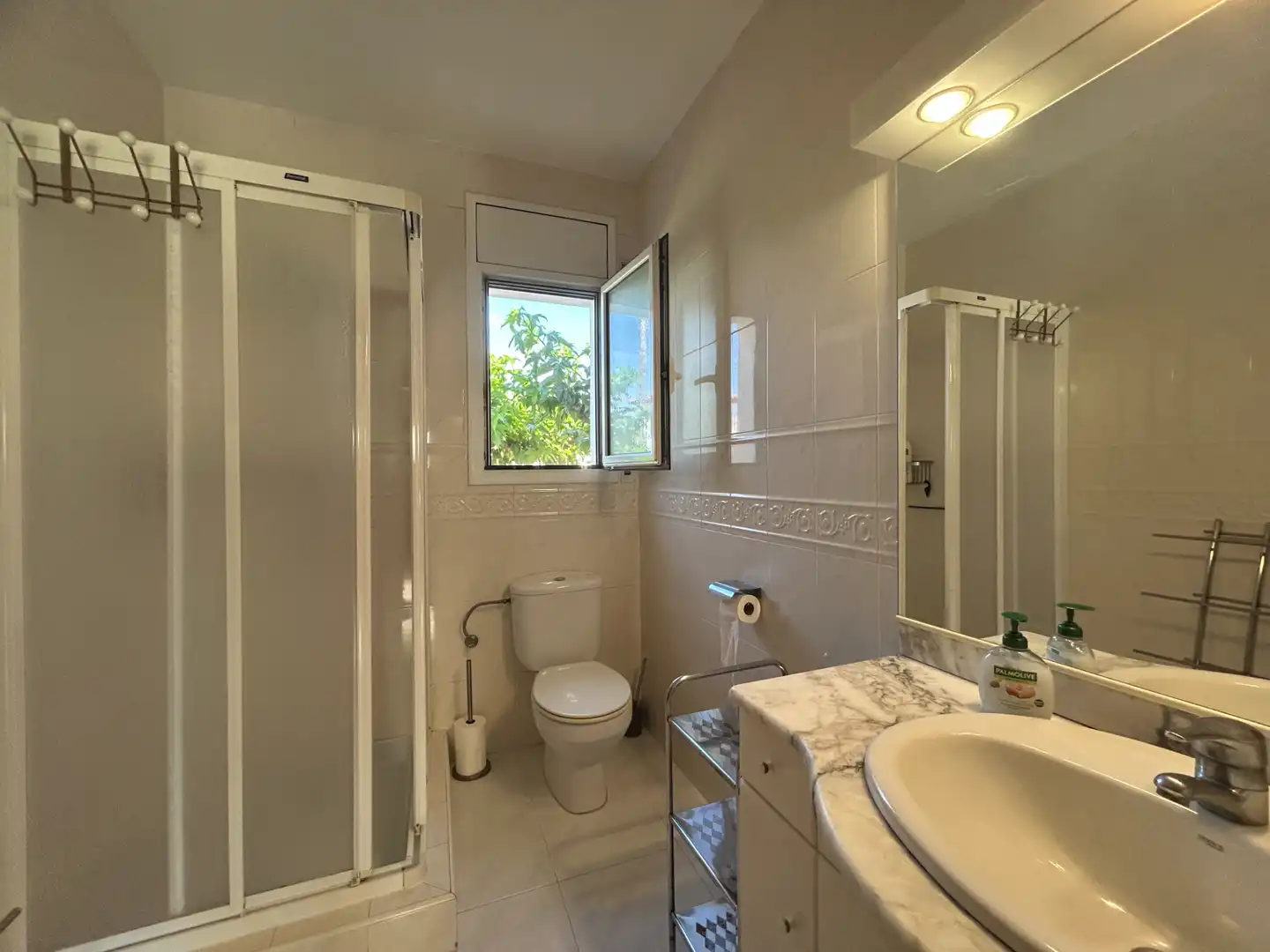 Baño de Casa adosada en venta en Torroella de Fluvià con Aire acondicionado, Calefacción y Jardín privado