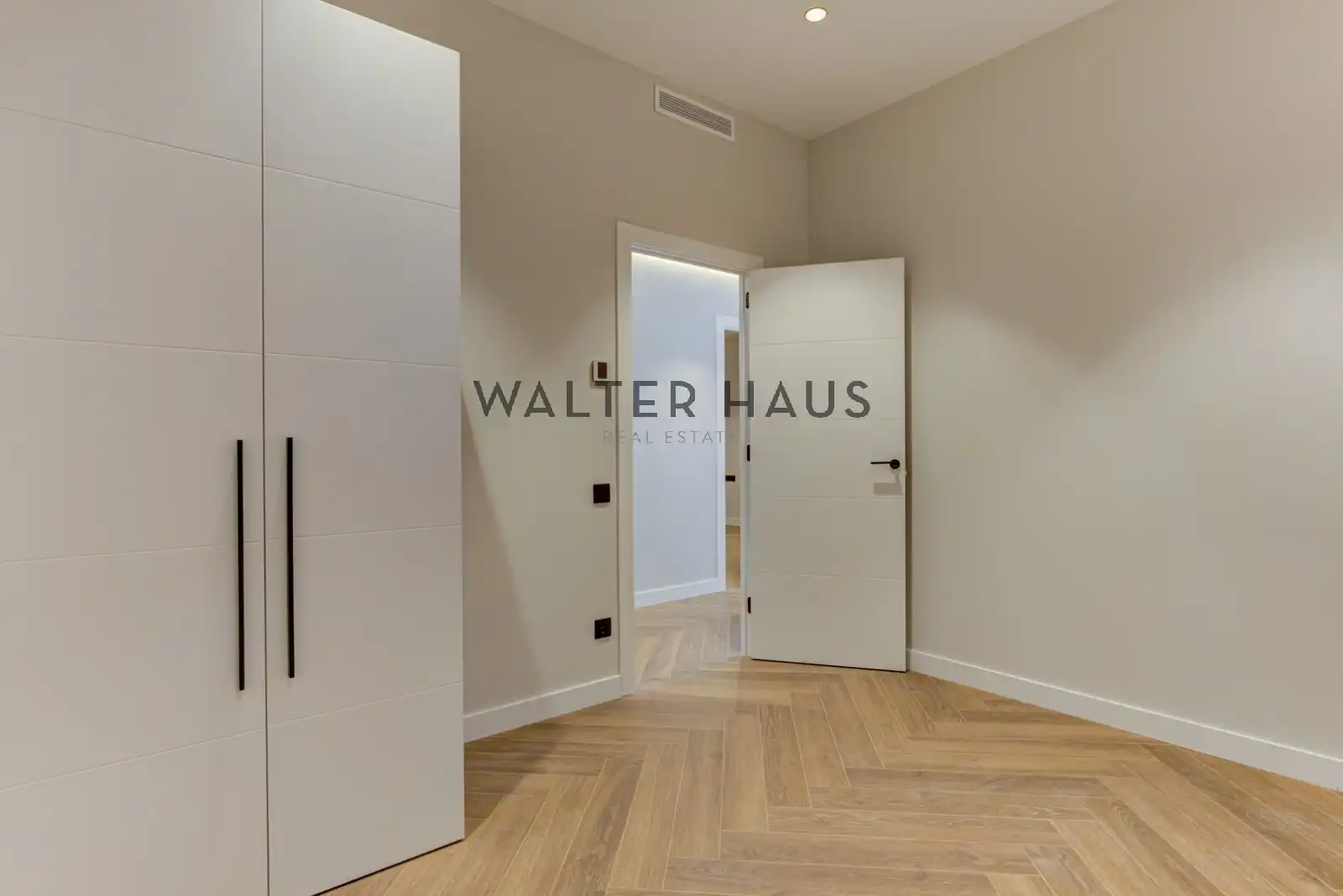 Flat for sale in Barcelona  with Air Conditioner, Heating and Oven
