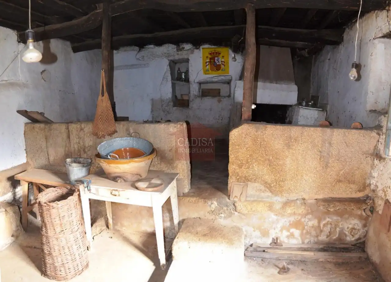 Cuina de Casa o xalet en venda en Hinojosa de Duero amb Calefacció, Jardí privat i Traster