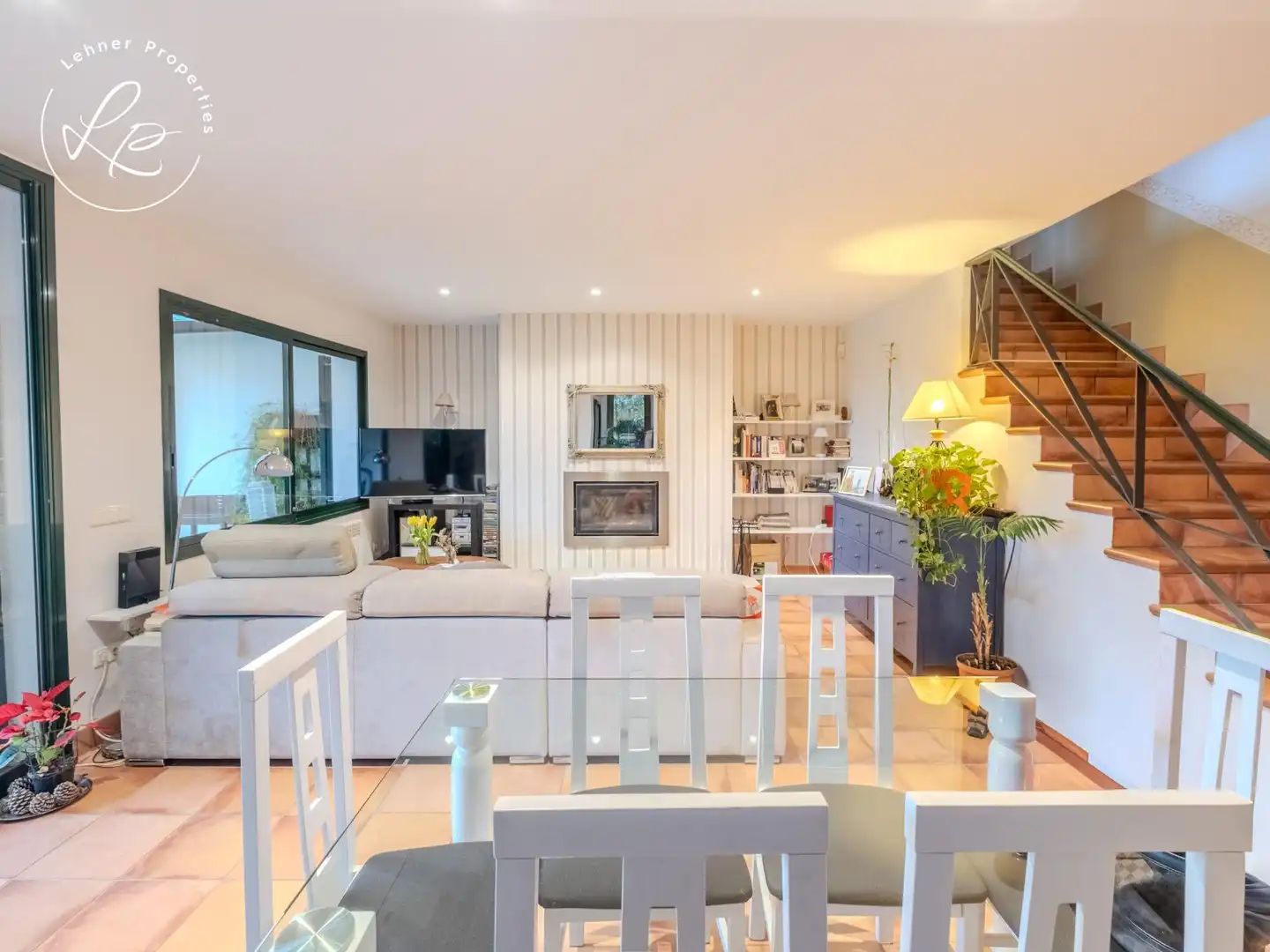 Sala de estar de Casa adosada en venta en Navata con Calefacción, Jardín privado y Piscina