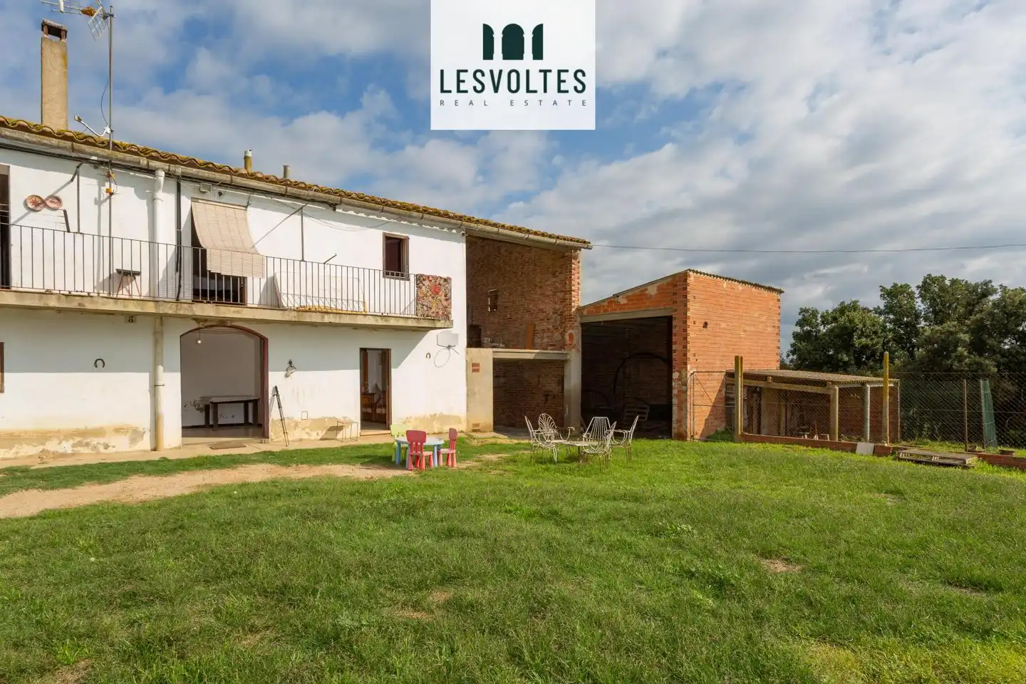 Vista exterior de Casa o xalet en venda en Sant Jordi Desvalls amb Calefacció, Jardí privat i Terrassa